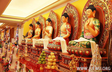 五方佛 中央的毗卢遮那佛（大日如来）、 东方阿閦佛（不动如来）、西方阿弥陀佛、 南方宝生佛、 北方不空成就佛。