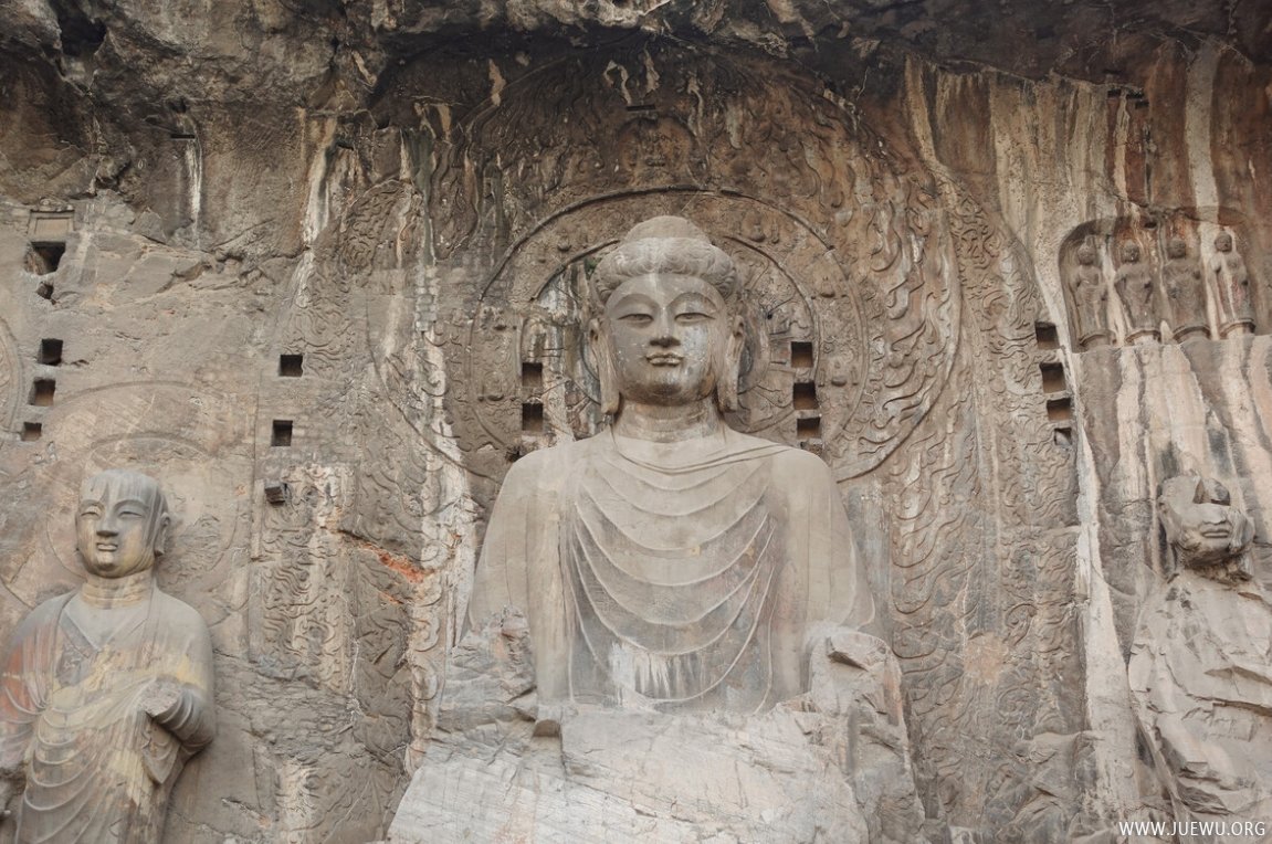 河南洛阳的龙门石窟 大卢舍那佛像龛