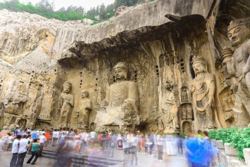 河南洛阳的龙门石窟 大卢舍那佛像龛